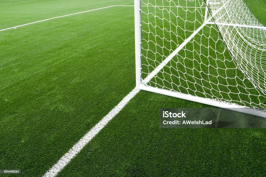 net y campo de fútbol verde brillante artificial turf - Foto de stock de Terreno de juego libre de derechos