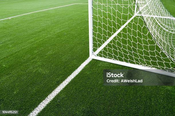 Net Y Campo De Fútbol Verde Brillante Artificial Turf Foto de stock y más banco de imágenes de Terreno de juego