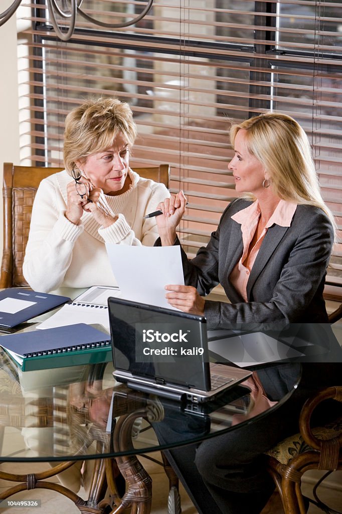 Donna anziana parlando con il consulente finanziario a casa o consulente - Foto stock royalty-free di 40-44 anni