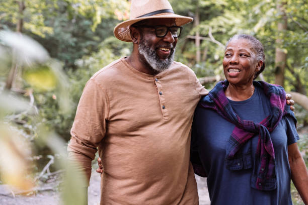 sonriente pareja de personas mayores en el paseo - jardín botánico fotografías e imágenes de stock