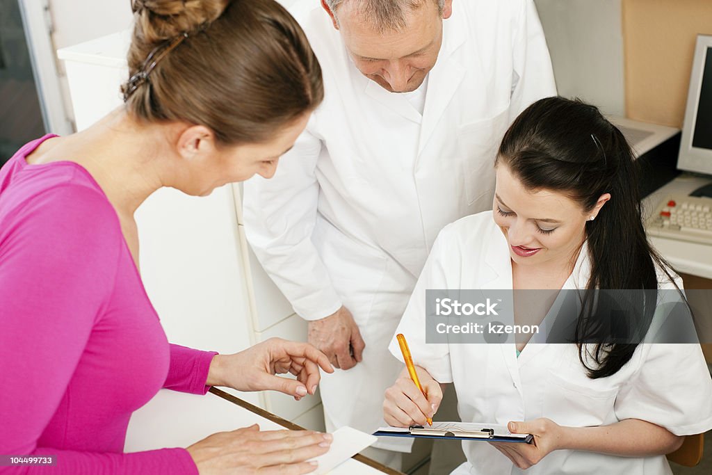 Mujer en la recepción de la clínica - Foto de stock de Carnet de identidad libre de derechos