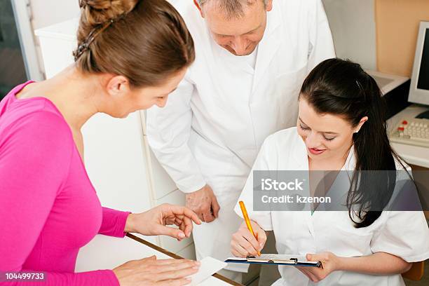 Mujer En La Recepción De La Clínica Foto de stock y más banco de imágenes de Carnet de identidad - Carnet de identidad, Identidad, Paciente