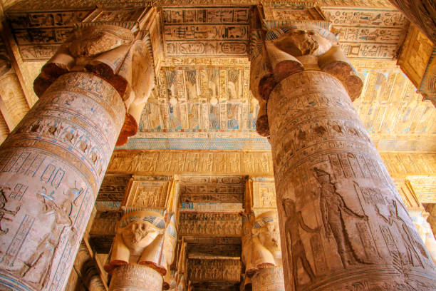 bellissimo interno del tempio di dendera o del tempio di hathor. zodiaco colorato sul soffitto dell'antico tempio egizio. egitto, dendera, vicino alla città di ken - dendera foto e immagini stock