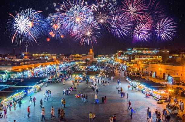 praça jamaa el fna na medina de marraquexe, com fogos de artifício, marraquexe, marrocos - jema el fna - fotografias e filmes do acervo