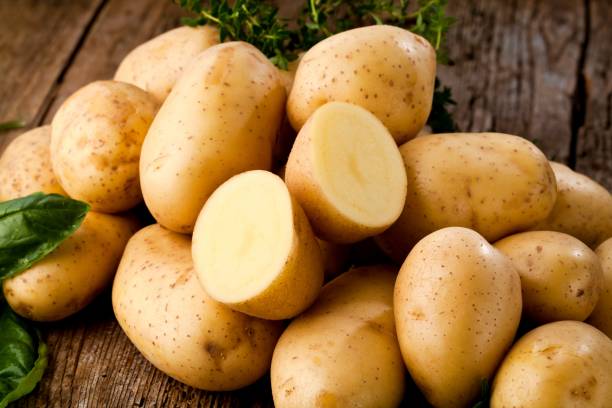 fresh potatoes on wooden background - raw food green freshness imagens e fotografias de stock