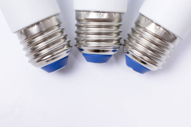 drei energiesparende e27 lampenfassungen auf weißem hintergrund hautnah - compact fluorescent lightbulb isolated on white light bulb close up stock-fotos und bilder