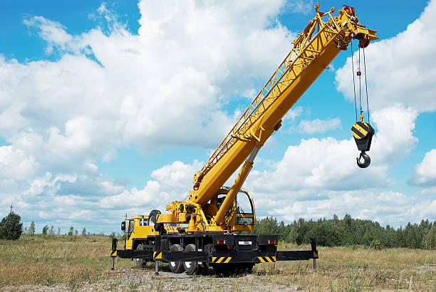 mobile crane mit angestiegen boom im freien - derrick crane stock-fotos und bilder