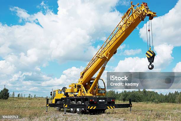 Photo libre de droit de Grue Mobile Avec Boom Augmenté En Plein Air banque d'images et plus d'images libres de droit de Grue - Engin de chantier - Grue - Engin de chantier, Grue mobile, Chantier de construction