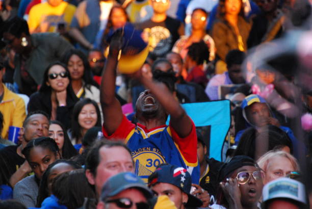 uomo esulta per golden state warriors a oakland watch party - nba foto e immagini stock