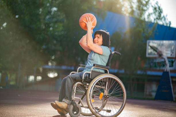 휠체어 농구에 세로 젊은 여성 - basketball teenager nature outdoors 뉴스 사진 이미지