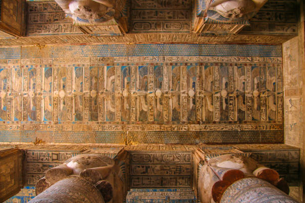 hermoso interior del templo de dendera o el templo de hathor. zodiacal colores en el techo del antiguo templo egipcio. egipto, dendera, cerca de la ciudad de ken - templo de nefertari fotografías e imágenes de stock