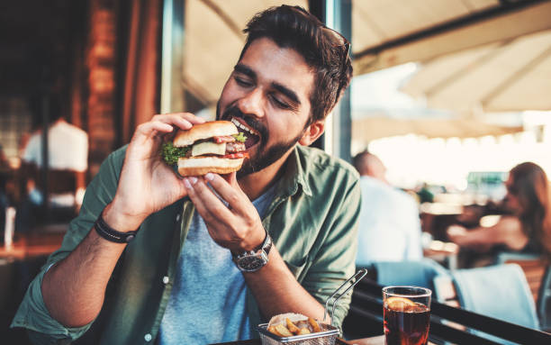 カフェで朝食します。食品、ライフ スタイルのコンセプト - burger hamburger food fast food ストックフォトと画像