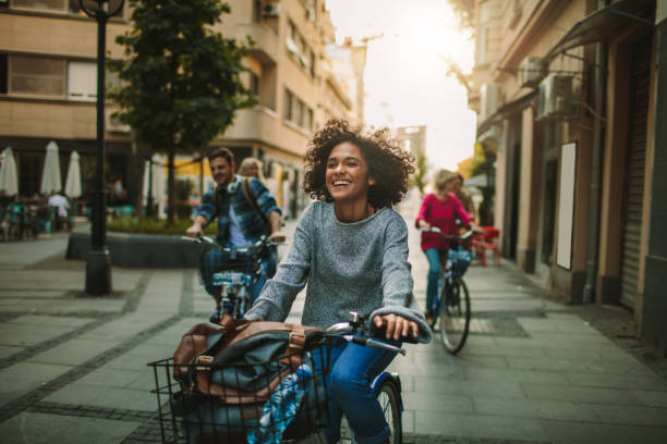 jóvenes, explorar la ciudad en bicicleta - urban scene women adventure city fotografías e imágenes de stock