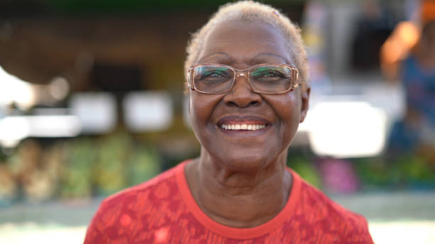 kuvapankkikuvat ja rojaltivapaat kuvat aiheesta onnellinen vanhempi afrikkalainen etnisyys nainen muotokuva - black elder