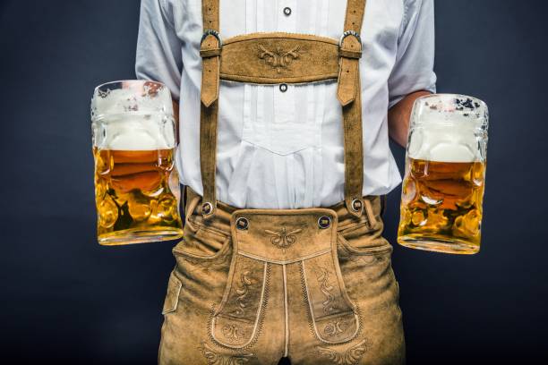 uomo in abiti tradizionali bavaresi che tiene tazza di birra - giardino di birra foto e immagini stock