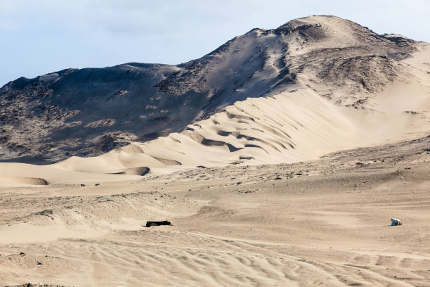 Eroded mountains, dunes and desert Eroded mountains, dunes and desert along the Peruvian coast north of Lima 8571 stock pictures, royalty-free photos & images