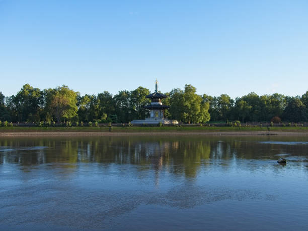 río támesis y el parque de battersea en londres, inglaterra - battersea park fotografías e imágenes de stock