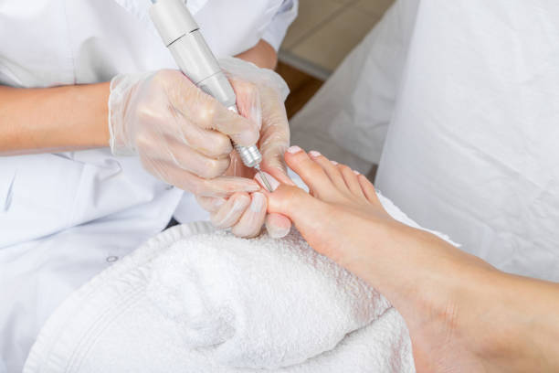 female foot in process of pedicure procedure - podiatrist customer service beauty spa imagens e fotografias de stock