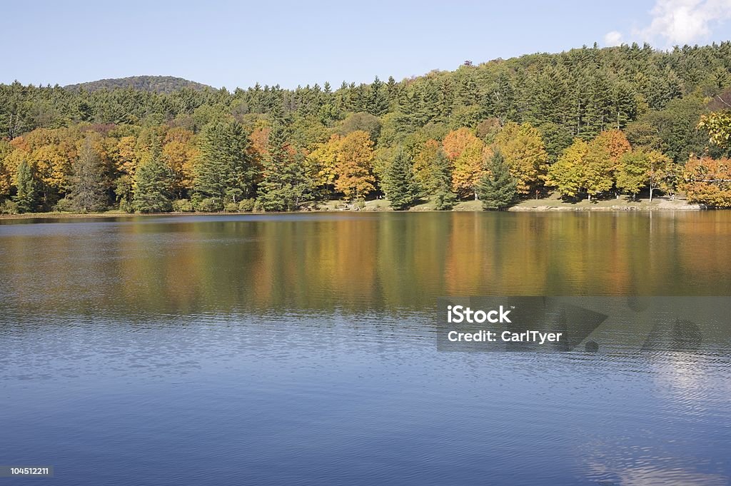 Lago reflexos colorida - Foto de stock de Appalachia royalty-free