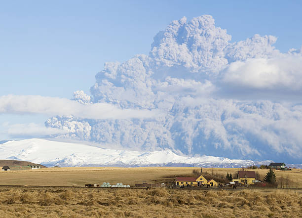 panoram fotografía de la erupción del volcán en islandia - horse iceland winter snow fotografías e imágenes de stock