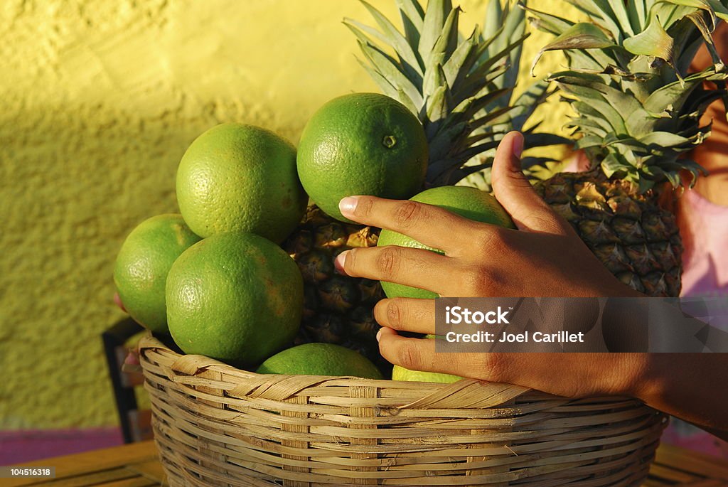Рука на тропический корзина с фруктами - Стоковые фото Ваза для фруктов роялти-фри