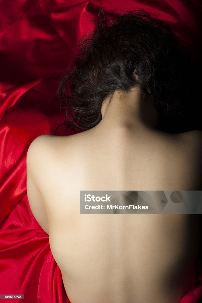Nudo retro di una ragazza in seta rossa - Foto stock royalty-free di 20-24 anni