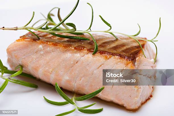 Pescado Filete De Salmón A La Parrilla Foto de stock y más banco de imágenes de Alimento - Alimento, Alimentos cocinados, Cena