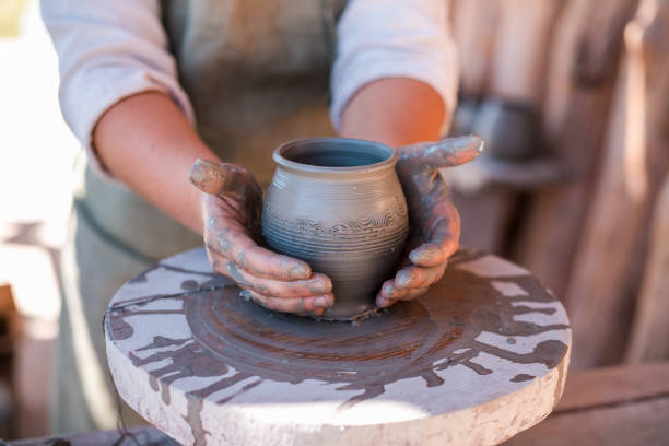 ポッターは、轆轤に土器を作成です。 - earthenware bowl ceramic dishware ストックフォトと画像