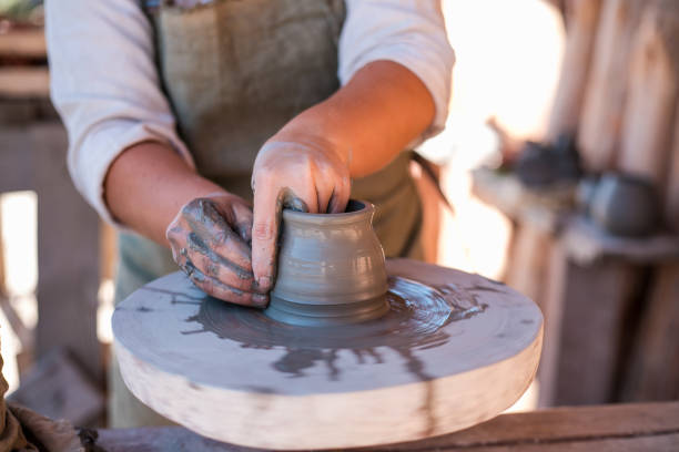 ポッターは、轆轤に土器を作成です。 - earthenware bowl ceramic dishware ストックフォトと画像