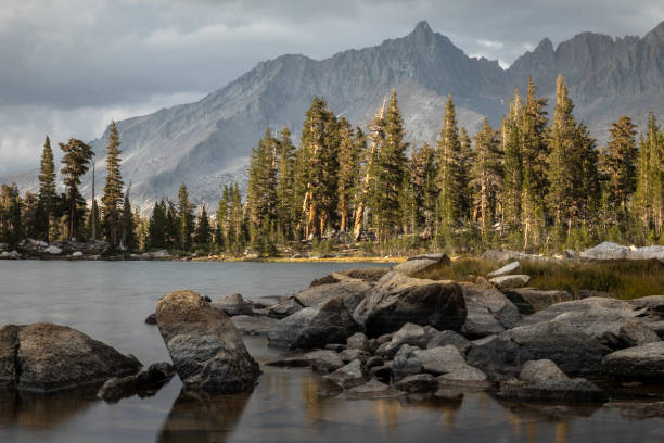 litte cinco lagos com as montanhas de kaweah no fundo - sequoia national forest - fotografias e filmes do acervo