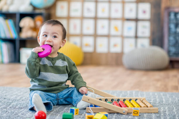 baby kauen spielzeug - einjährig stock-fotos und bilder