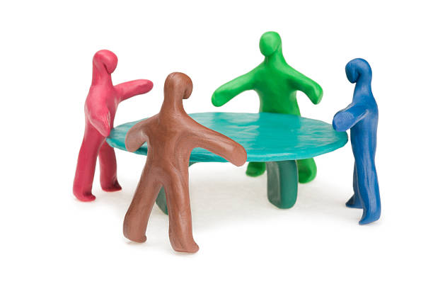 ビジネスの丸テーブル - figurine small businessman discussion ストックフォトと画像