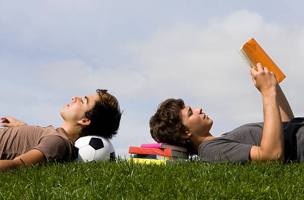 descanse - soccer teenager sport adolescence fotografías e imágenes de stock
