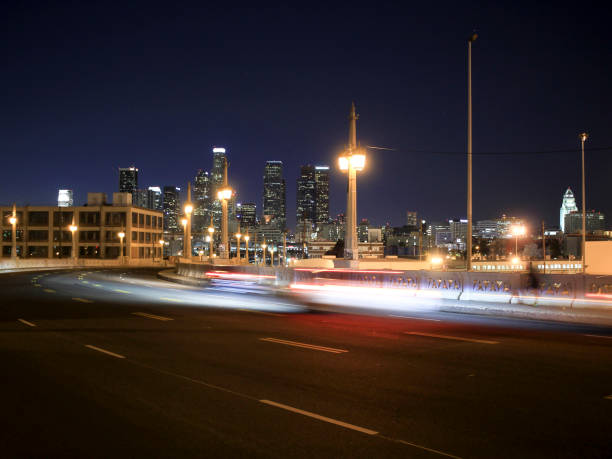 夕暮れ時にロサンゼルスのスカイラインの美しいショット - 4th street bridge ストックフォトと画像