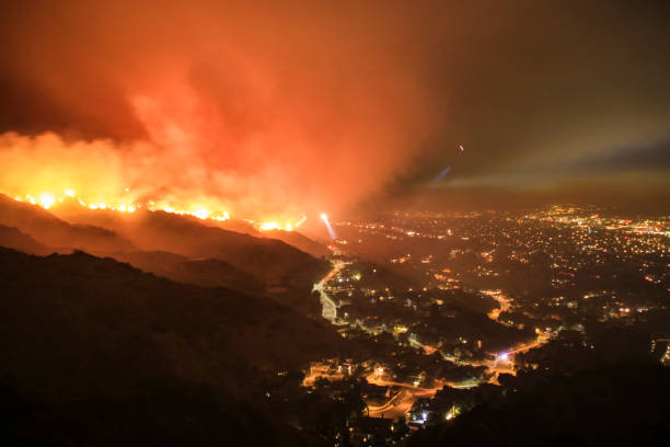 kurtarma ekipleri orman yangını mahalleyi tahliye - wildfire smoke stok fotoğraflar ve resimler