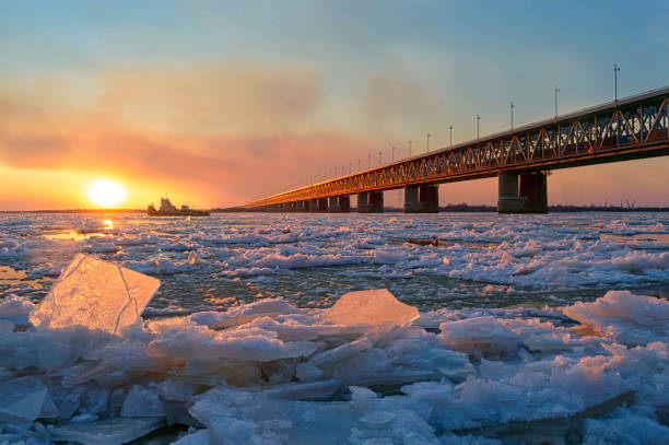 ice drift on the amur river.  amur bridge, trans siberian railway. khabarovsk, far east, russia. - suspension railway imagens e fotografias de stock