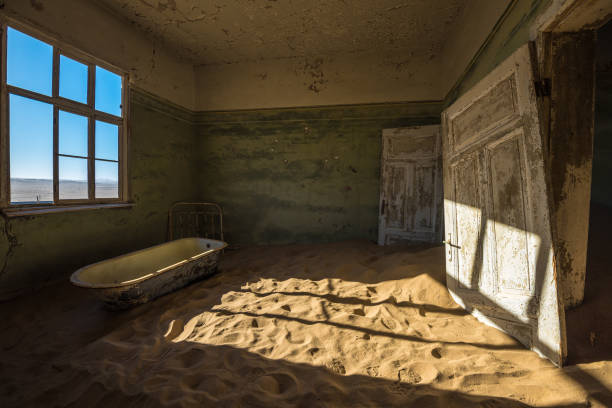 abandonado cidade fantasma de kolmanskop na namíbia - luderitz city - fotografias e filmes do acervo