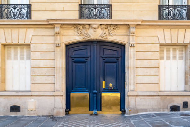 paryż, stare drewniane drzwi - predecessor zdjęcia i obrazy z banku zdjęć