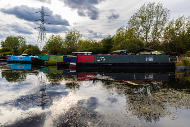 Docked Houseboats Alongside Lea Valley Walk London, United Kingdom - September 15, 2018: View of houseboats docked on the river Thames alongside the Lea Valley Walk. thames valley stock pictures, royalty-free photos & images