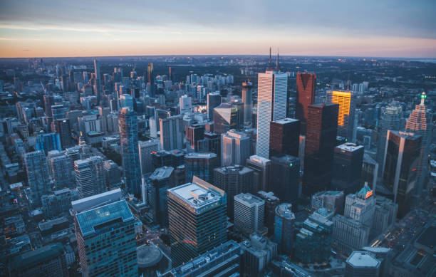 centro de toronto, ao anoitecer, canadá - toronto street canada city - fotografias e filmes do acervo