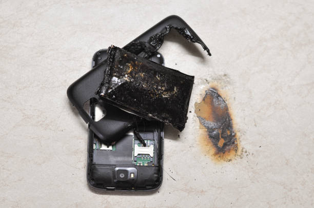 Mobile phone battery explodes and burns due to overheat