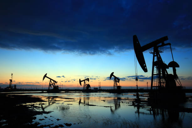 dans la soirée, le contour de l'huile pompe - sunset oil rig oil industry energy photos et images de collection