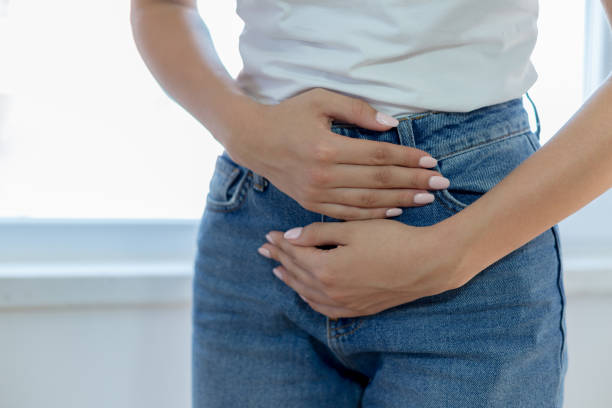donna con dolore mestruale - women stomachache abdomen stomach foto e immagini stock
