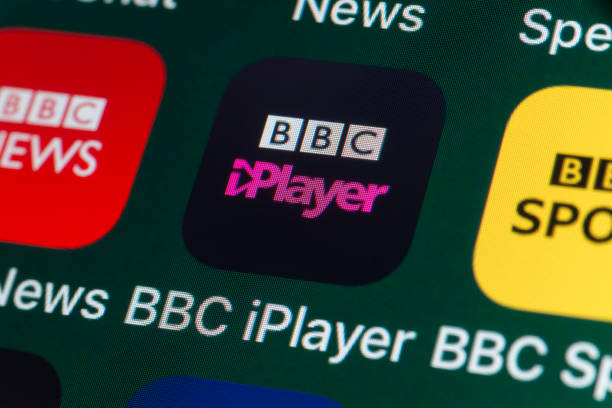 iplayer de bbc, noticias de bbc, bbc sport y otras aplicaciones en la pantalla del iphone - bbc fotografías e imágenes de stock