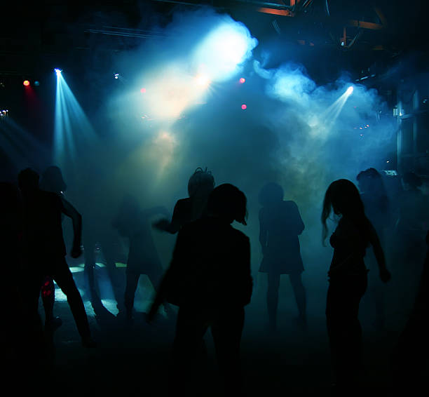 junge menschen tanzen in einer disco - futurepop stock-fotos und bilder