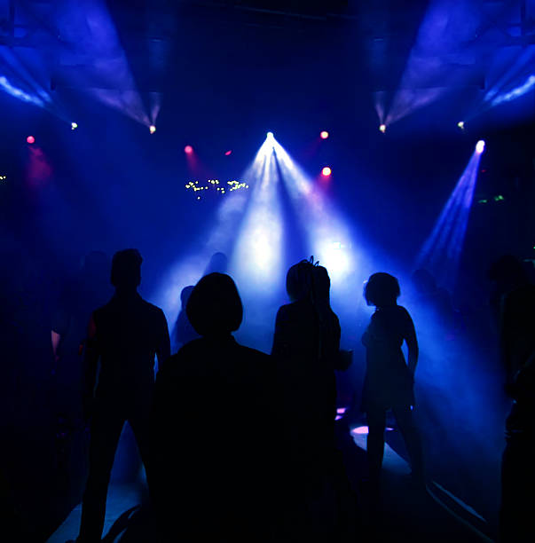 silhouetten von tanzenden menschen - futurepop stock-fotos und bilder