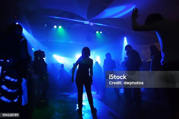 Pessoas De Dança Em Uma Discoteca Underground - Fotografias de stock e mais imagens de Adolescente - Adolescente, Adolescência, Adulto