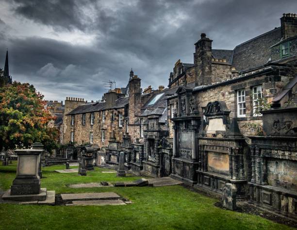 Edinburgh graveyard backing onto housing Edinburgh graveyard backing onto housing grave digger stock pictures, royalty-free photos & images