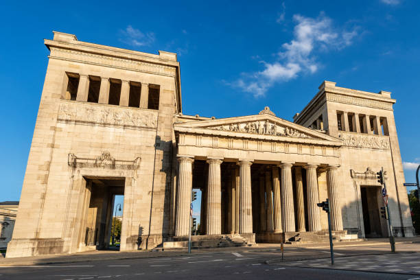 propylaea or propylaen - city gate in munich germany - propylaen imagens e fotografias de stock