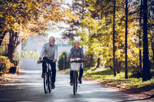 mantener el cuerpo fuerte con paseos en bicicleta regular - recreational trail fotografías e imágenes de stock